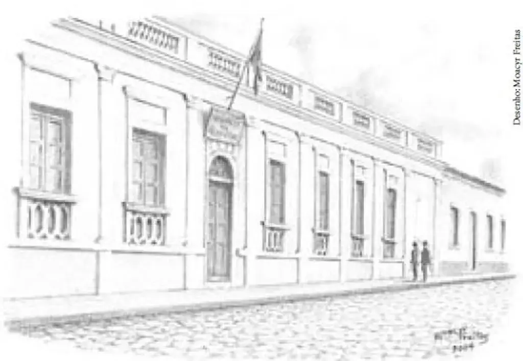 Desenho em traço mostra prédio histórico do Tribunal da Relação, com fachada simétrica, portas e janelas altas. Bandeira ao centro. Rua de pedra em frente e duas pessoas caminham ao lado.