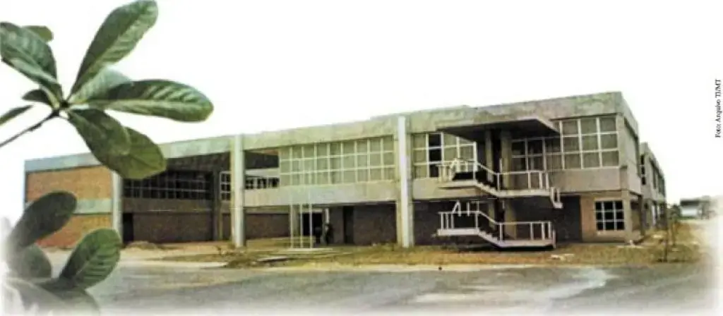 Prédio moderno do Judiciário em construção no Centro Político Administrativo, com estrutura em concreto, grandes janelas e escadas externas. Área ainda sem pavimentação ao redor.