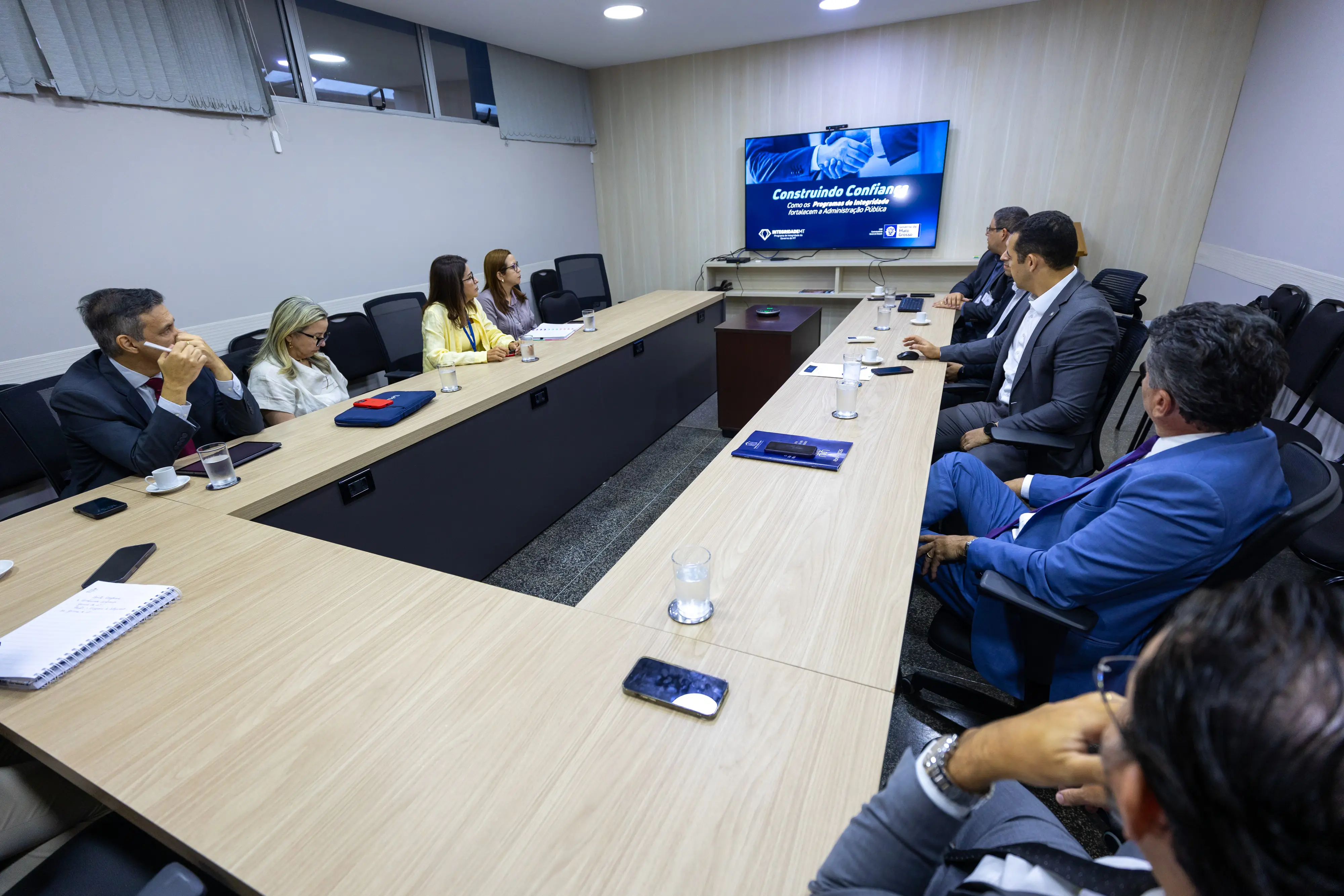 Reunião entre CGE e TJMT em sala com mesa em 