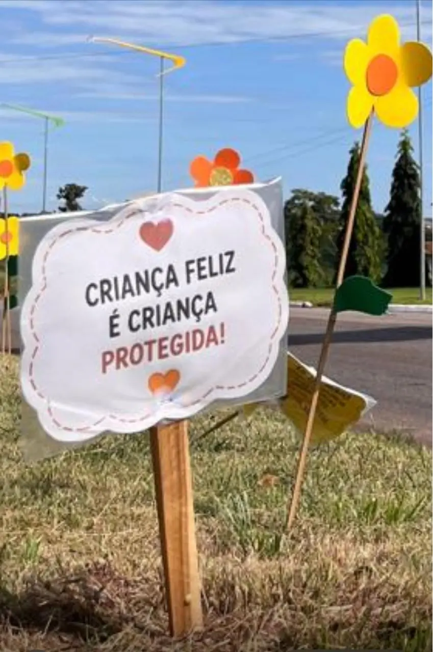 Placa decorativa fixada no gramado traz a frase 