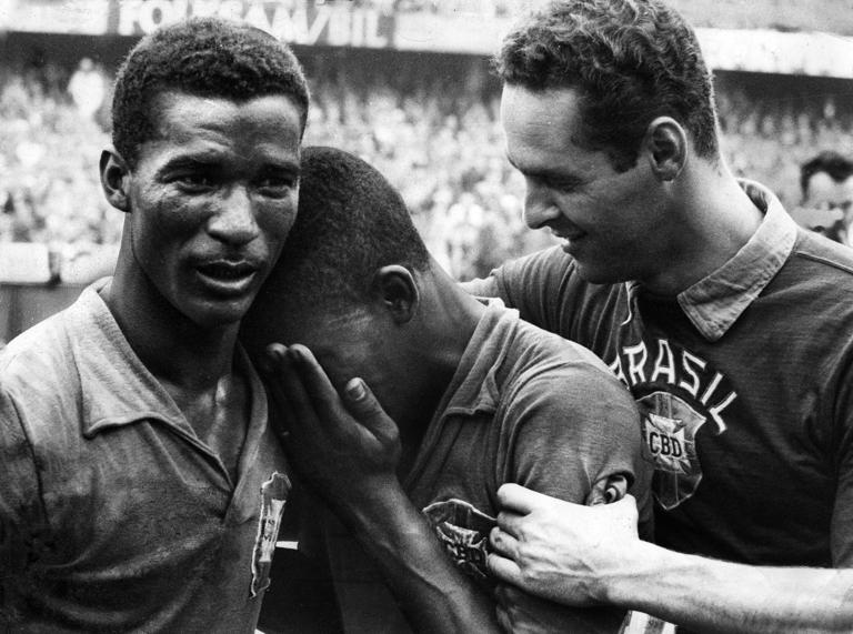 VM 1958 i Sverige, final, Brasilien - Sverige, 5-2, match action, i mitten PelÃ , fotbollsspelare Brasilien landslaget grater ut sin lycka i armarna pa Didi efter finalsegern mot Sverige. Denna bild tagen av Gunnar Tingsvall vann 3:e pris i Sportbilds kategorin i World Press Photo 1958. Fotbolls VM 1958. T.h. tröstar Gylmar dos Santos Neves, Gilmar , fotbollsspelare Brasilien malvakt 1958-06-29 c TINGSVALL GUNNAR / Aftonbladet / IBL * * * EXPRESSEN OUT * * * AFTONBLADET / 5600 Stockholm Sverige fotboll sp_sw x2512x *** World Cup 1958 in Sweden, final, Brazil Sweden, 5 2, match action, in the middle Pele, footballer Brazil national team, Nationalteam crying out his happiness in the arms of Didi after the final victory against Sweden This p PUBLICATIONxNOTxINxDENxNORxSWExFIN Copyright: xTINGSVALLxGUNNAR/Aftonbladet/TTx Fotbolls-VM 1958 xx *** World Cup 1958 in Sweden, final, Brazil Sweden, 5 2, match action, in the middle Pele, soccer player Brazil national team crying out his happiness in the arms of Didi after the final victory against Sweden This picture taken by Gunnar Tingsvall won 3rd prize in the Sportbilds category in the World Press Photo 1958 Football World Cup 1958 T h comforts Gylmar dos Santos Neves, Gilmar , soccer player Brazil goalkeeper 1958 06 29 c TINGSVALL GUNNAR Aftonbladet IBL EXPRESSEN OUT AFTONBLADET 5600 Stockholm Sweden football sp sw x2512x World Cup 1958 in Sweden, final, Brazil Sweden, 5 2, match action, in the middle Pele, footballer Brazil national team crying out his happiness in the arms of Didi after the final victory against Sweden This p PUBLICATIONxNOTxINxDENxNORxSWExFIN Copyright xTINGSVALLxGUNNAR Aftonbladet TTx Fotbolls VM 1958 xx PUBLICATIONxNOTxINxDENxNORxSWExFIN Copyright: xIMAGO/TINGSVALLxGUNNAR/Aftonbladet/TTx imago images 0769693719