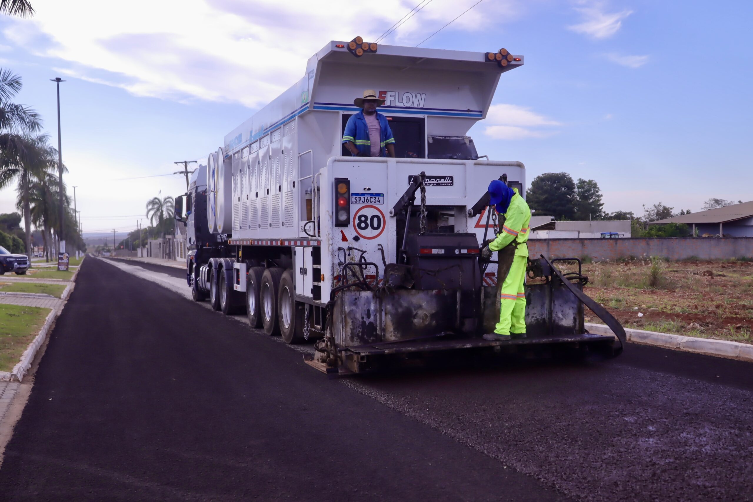 Prefeitura de Diamantino inicia obras de microrrevestimento em ruas e avenidas do município