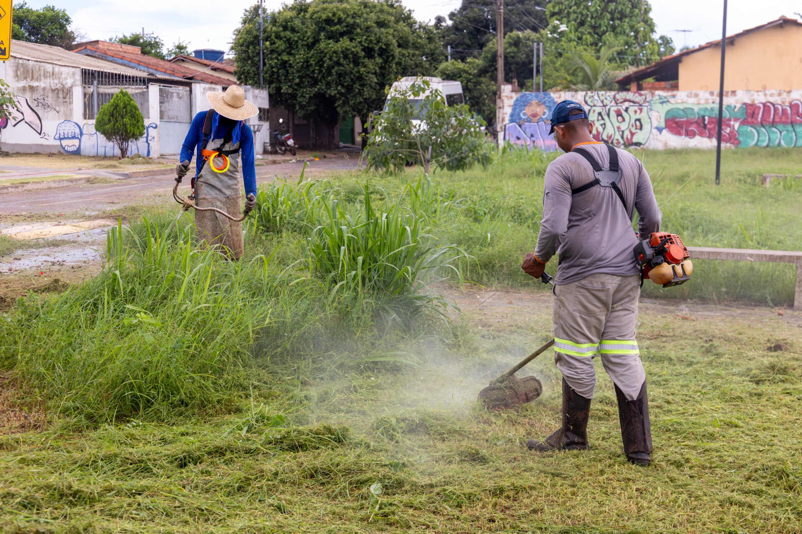 Prefeitura intensifica trabalho de limpeza de áreas públicas para evitar queimadas