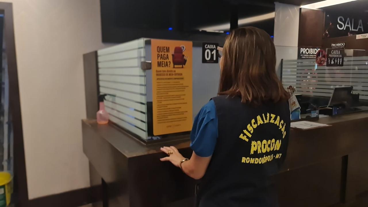 Procon fiscaliza cinema e orienta sobre entrada de alimentos