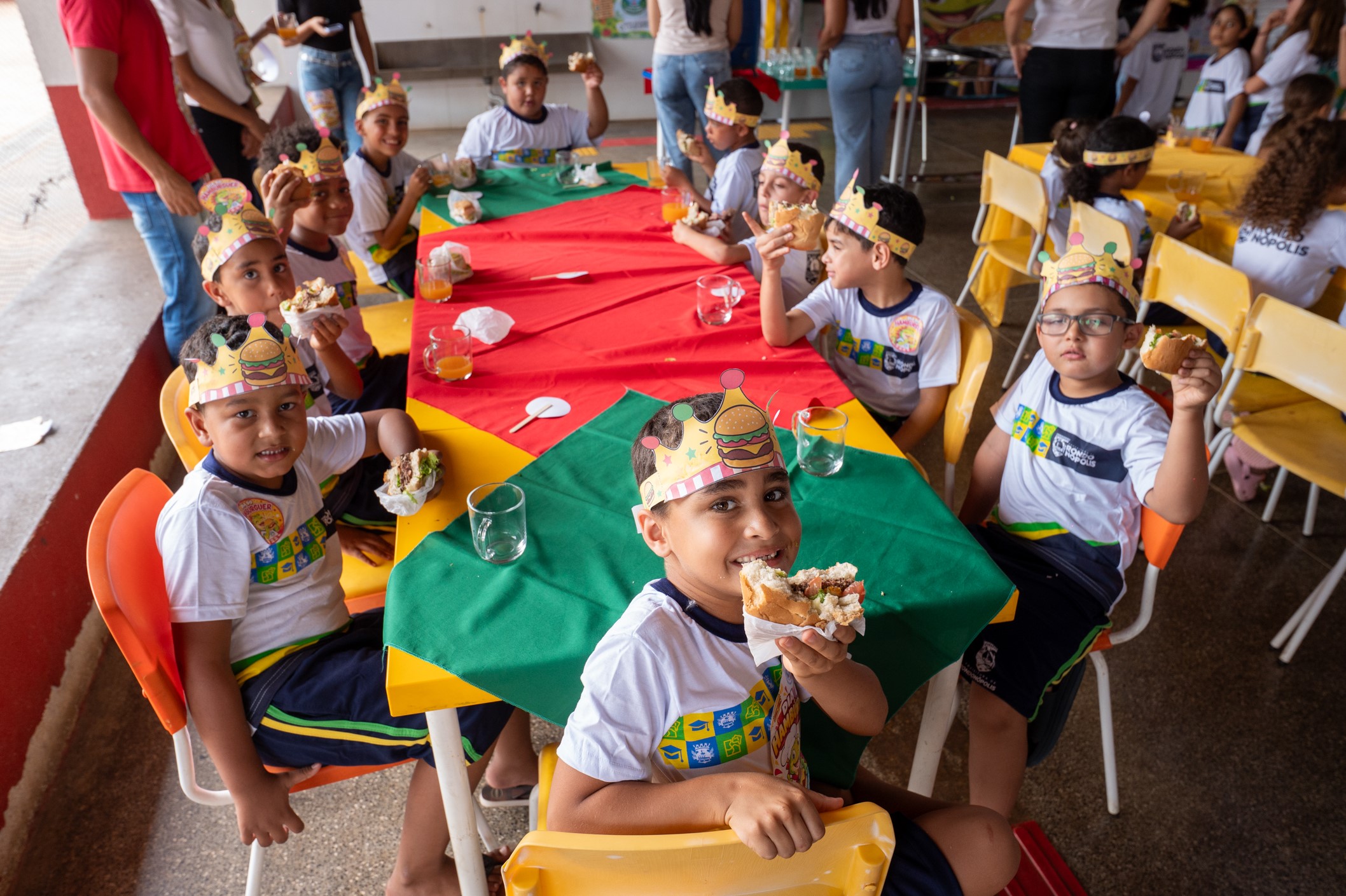 Crianças da rede municipal aproveitam mais um Dia do Hambúrger